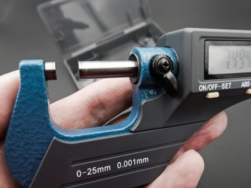 ЭЛЕКТРОННЫЙ МИКРОМЕТР из ABS 0–25 мм +/– 0,001 мм