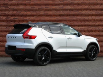 Volvo XC40 Crossover Facelifting 2.0 B4 197KM 2026 2.0 B4 Ultra Black Edition (197 KM) Hak holowniczy, składany, zdjęcie 3