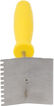 Скребок для решетки из нержавеющей стали с пластиковой ручкой.