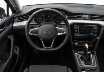 Volkswagen Passat B8 Variant Facelifting 2.0 TDI SCR 150KM 2023 Volkswagen Passat 2.0TDI 150KM DSG, Business, App Connect, Pakiet Zimowy,, zdjęcie 17