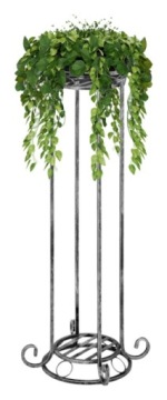 Металлическая клумба с цветочной стойкой.