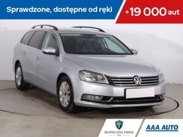 Volkswagen Passat B7 Variant 2.0 TDI CR DPF BlueMotion 140KM 2013 VW Passat 2.0 TDI, DSG, Navi, Xenon, Bi-Xenon