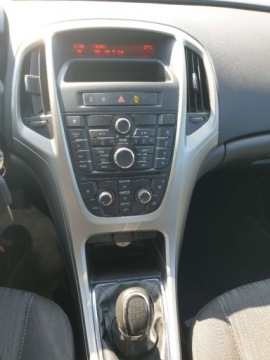 Opel Astra J Hatchback 5d 1.4 Twinport ECOTEC 100KM 2010 Opel Astra Opel Astra 2010 1.4 benzyna 1.4 Benzyna 101KM, zdjęcie 14