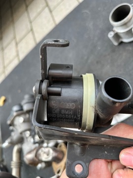 AUDI A4 B8 A5 8T 2.0 TDI PŘÍDAVNÁ ČERPADLO PUMPIČKA VODY