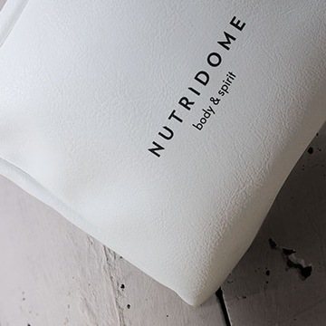 Элегантная, вместительная косметичка из ЭКО-КОЖИ белого цвета.