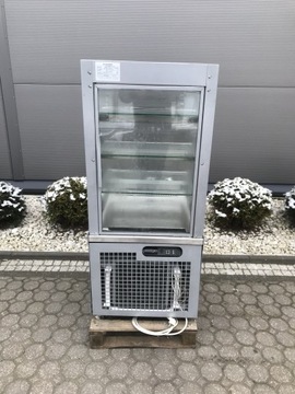 300 шт. Холодильная кондитерская витрина