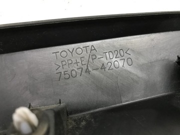TOYOTA BZ4X 2023 DEKORACE LIŠTA SPODNÍ DVEŘE LEVÝ PŘEDNÍ PŘEDNÍCH 75074-42070