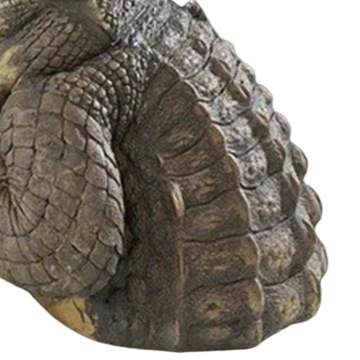 Статуя у бассейна Статуя в саду Крокодил