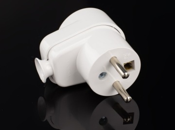 Угловая вилка с дополнительной розеткой 250В 16А