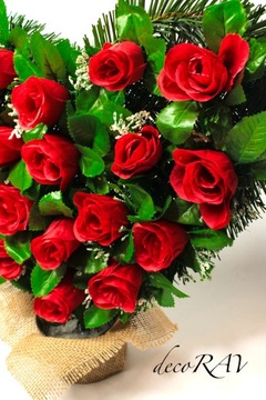 Оформление могилы: розы, венок из искусственного сердца, слезинка.