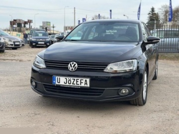 Volkswagen Jetta VI Sedan 1.2 TSI 105KM 2011 Volkswagen Jetta 1.2 TSI BlueMotion Technology Trendline 105KM 2011r, zdjęcie 3