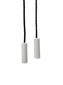 Biała wewnętrzna część nawiewnika Ventair sterowana sznurkiem do okna okien