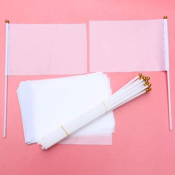 Подписывает белый развевающийся флаг, командующий флагом рефери.