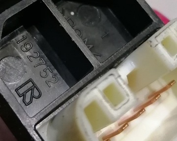 DAIHATSU TERIOS 06R - PŘEPÍNAČ OKNO LEVÝ ZADNÍ 192752