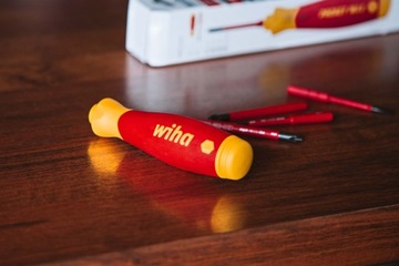 Отвертка Wiha со сменными битами, изоляция VDE