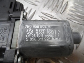 MOTOREK OKNO PRAVÝ PŘEDNÍ VW T5 T6 7E0959802M