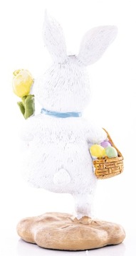 Фигурка белого кролика, украшение из пасхальных тюльпанов.