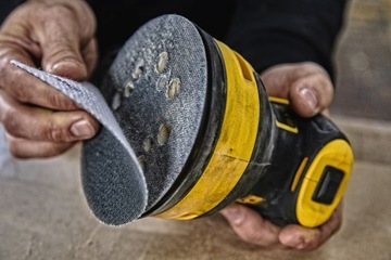 ЭКСЦЕНТРИЧЕСКАЯ ШЛИФОВАЛЬНАЯ МАШИНА DEWALT DWE6423 РЕГ. ВРАЩЕНИЕ