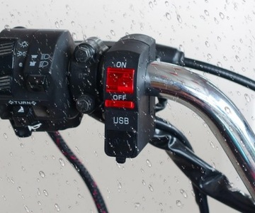 ПЕРЕКЛЮЧАТЕЛЬ ЗАРЯДНОЕ УСТРОЙСТВО ДЛЯ МОТОЦИКЛА LED USB 2A