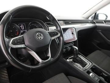 Volkswagen Passat B8 Variant 2.0 TDI BlueMotion SCR 150KM 2019 Volkswagen Passat navi czujniki parkowania, zdjęcie 13