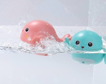 ДЕЛЬФИН ЗАВОДИТСЯ В ВОДУ БАНИ, ПЛАВАЕТ РЫБА