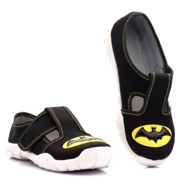 ОБУВЬ ДЛЯ ДЕТСКОГО САДА RAWEKS ТАПОЧКИ ЭЛАСТИЧНЫЕ ТЕННИСНЫЕ ОБУВИ ПОЛЬСКИЙ БЭТМЕН 26