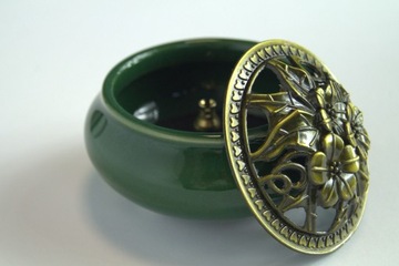 Керамическая курильница с ажурной зеленой крышкой + ручка