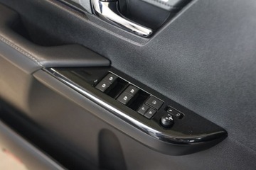 Toyota Hilux VIII Podwójna kabina Facelifting 2.8 D-4D 204KM 2023 Toyota Hilux 2.8 D-4D Double Cab Invincible 4x4 aut 2.8 Diesel 204KM, zdjęcie 14