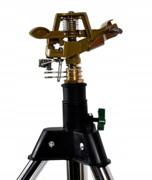 Металлический пульсирующий садовый ороситель на подставке.