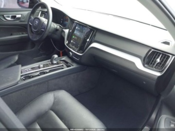 Volvo S60 III 2024 Volvo S60 B5 Core Dark Theme 2024 2.0L 2.0 Benzyna 247KM, zdjęcie 9