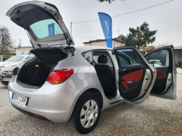 Opel Astra J Hatchback 5d 1.6 Twinport ECOTEC 115KM 2011 Opel Astra 1.6 115 KM 100% Przebieg 105 Tyś km, zdjęcie 10