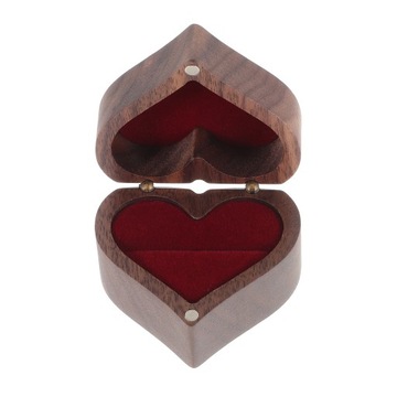 Męski pierścionek zaręczynowy serce mały uchwyt drewniane pudełko