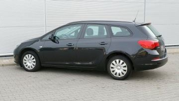 Opel Astra J Sports Tourer Facelifting 1.6 CDTI ecoFLEX 110KM 2015 Opel Astra 1.6D, 110KM, Bezwypadek, zdjęcie 8
