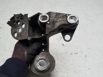 AUDI A4 B6 00-04R 2.5 TDI UCHYCENÍ MOTORU PRAVÁ