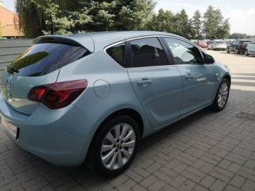 Opel Astra J Hatchback 5d 1.6 Twinport ECOTEC 115KM 2010 Opel Astra 1,6 16v Klimatronik Isofix Tempomat Alu, zdjęcie 4