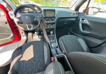 Peugeot 2008 I SUV Facelifting 1.2 PureTech 110KM 2018 Peugeot 2008 Automat Panorama Nawigacja 1.2 Benzyna 110KM, zdjęcie 9