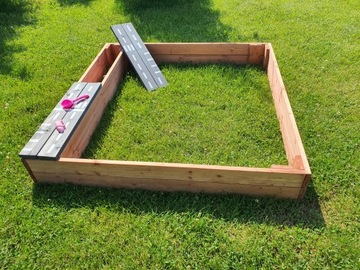 Деревянная песочница с местом для хранения