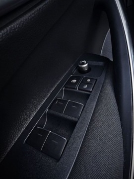 Toyota Corolla XII Sedan 1.8 Hybrid 122KM 2020 Toyota Corolla Toyota Corolla 1.8 Hybrid Comfort Czujniki przod tyl VAT 23, zdjęcie 17