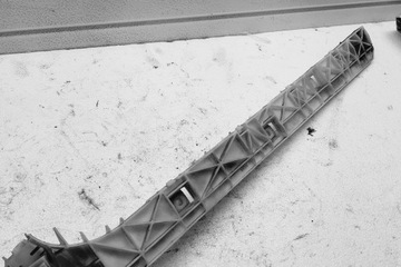 LEVÝ VÝZTUHA PŘEDNÍHO NÁRAZNÍKU MITSUBISHI GRANDIS (NA_W) OY9UO 2.0L DIESEL