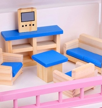 Кукольный домик с розовыми ставнями и открывающейся террасой