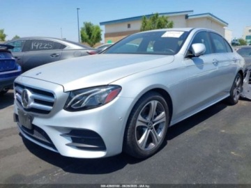 Mercedes Klasa E W213 2019 Mercedes-Benz Klasa E 2019 MERCEDES-BENZ E 300 2.0 Benzyna 241KM, zdjęcie 2