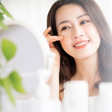 Регулируемое зеркало для макияжа со светодиодной подсветкой.