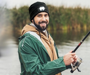 ТЕПЛАЯ ШАПКА-БИНИ СО СВЕТОДИОДНЫМ ФОНАРИКОМ С USB-ПЕРЕЗАРЯЖКОЙ