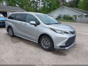 Toyota Sienna III 2023 Toyota Sienna 2023 TOYOTA SIENNA LE 2.5 Hybryda 179KM, zdjęcie 1