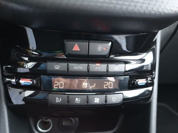 Peugeot 2008 I SUV Facelifting 1.2 PureTech 110KM 2019 Peugeot 2008 1.2 PureTech, Salon Polska, zdjęcie 12