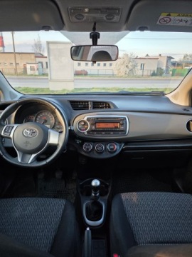 Toyota Yaris III Hatchback 5d Facelifting 1.33 Dual VVT-i 99KM 2014 TOYOTA YARIS (_P9_) 1.33 VVT-i (NSP90_) 99 KM, zdjęcie 8