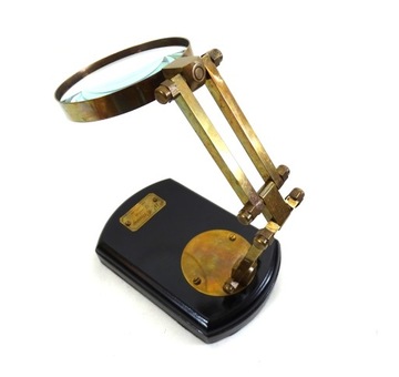 Увеличительное стекло на деревянной основе.