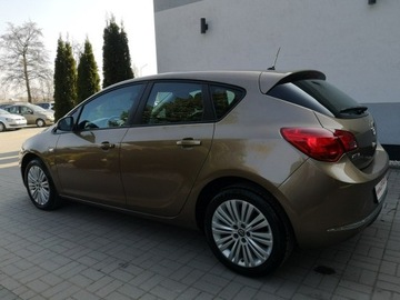 Opel Astra J Hatchback 5d Facelifting 1.6 Twinport ECOTEC 115KM 2013 Opel Astra 1,6 16v 116KM Klima LIFT Isofix Ledy, zdjęcie 8