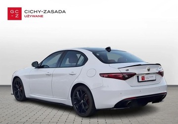Alfa Romeo Giulia II Sedan Facelifting 2.0 Turbo 280KM 2021 Alfa Romeo Giulia 2.0 280KM 4x4 Q4 Czerwona Skora Kamera Szyberdach ElekrP, zdjęcie 2