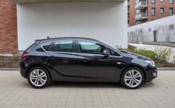 Opel Astra J Hatchback 5d 2.0 CDTI ECOTEC 160KM 2009 Opel Astra 2,0CDTI (160KM) Automat Skory 2.0 Diesel 160KM, zdjęcie 4